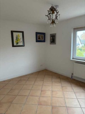 Freundliche 5-Zimmer-Wohnung mit Balkon und Einbauküche in Celle