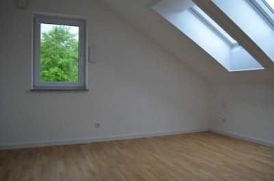 Helle Dachgeschosswohnung mit Balkon & Garage in Metten