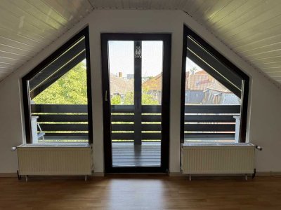 Geschmackvolle  4-Raum-DG-Wohnung mit Balkon und EBK