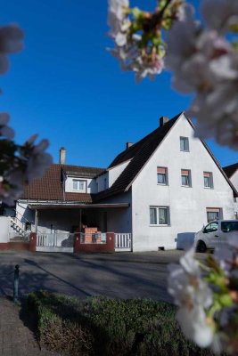 Familien aufgepasst! Zweifamilienhaus mit 240 m² und 7 Zimmern + Ausbaureserven in Bühl/Moos