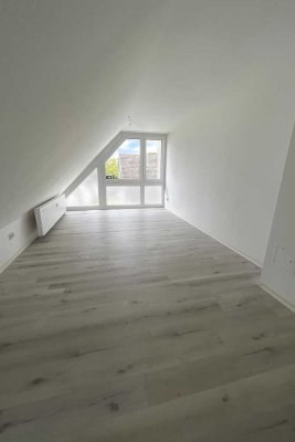 Sehr schöne modernisierte 2 Zimmer Dachgeschosswohnung inkl. Tiefgarage