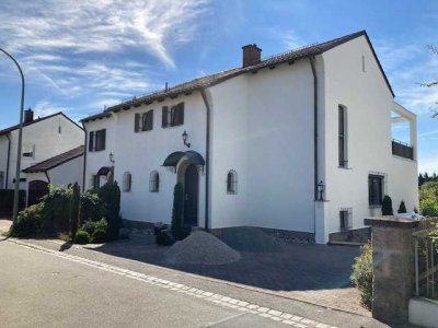 Außergewöhnliches Wohnhaus im mediterranen Baustil auf parkähnlichem Grundstück