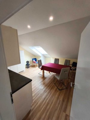 DU-Beeck, Bruckhauser Str.., schöne 1 Raum DG- Wohnung, ca. 50m2 Wfl. mit Aufzug