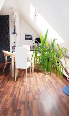 Auch im Dachgeschoss zeigt der Jugendstil seine schönen Seiten-Ruhige Lage-Mindestmietzeit 2 Jahre!