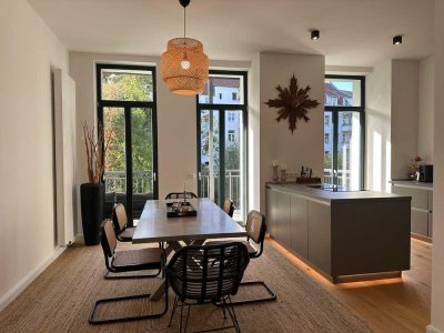 Exklusive Gründerzeitwohnung mit 2 Balkonen, Einbauküche & Bestlage am Moltkeplatz