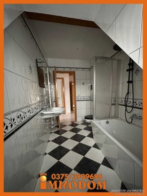 3-Zimmer-Dachgeschoss-Wohnung mit großem BALKON und Holzbalkendecke zu vermieten!
