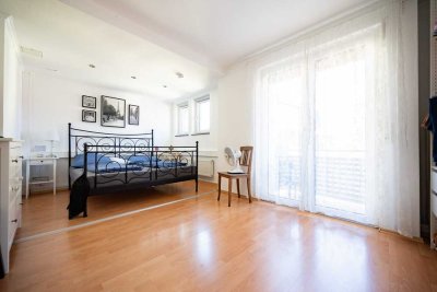 Schöne und sehr geräumige 5 Zimmer-Wohnung mit Garage !!!