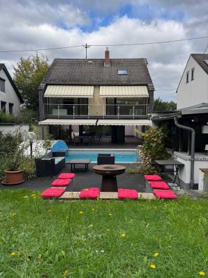 Rückzugsort in Bestlage: Exklusives Einfamilienhaus mit Sonnenterrasse, Pool & ELW – provisionsfrei