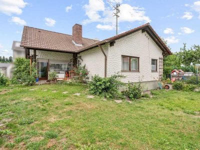 Bezahlbares Wohnhaus mit Garten und Garage in ruhiger Lage