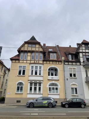 Helle Altbauwohnung mit Blick über die Stadt