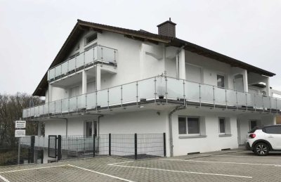 Großzügig geschnittene, modernisierte 3-Raum-Wohnung mit zwei Balkonen in Grünlage