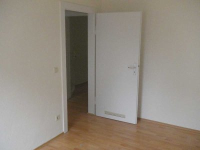 2-Z.-Whg, Balkon, Einbauküche, Tageslicht-Bad, Kellerraum
