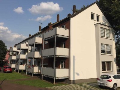 Renoviert mit Balkon - 2 Schlafzimmer--Küche zum Balkon-- Stellplatz--sofort frei