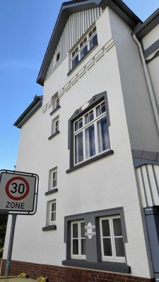Grundsanierte Dachgeschosswohnung in einer beeindruckenden, denkmalgeschützten Villa
