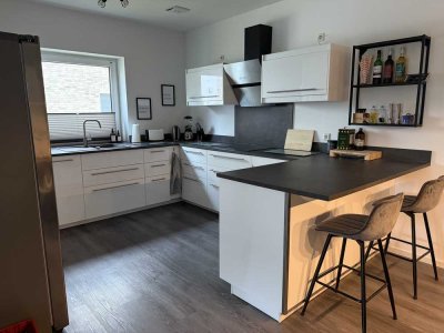 Neuwertige 3 Zimmer Wohnung mit EBK, Terrasse und TG Stellplatz