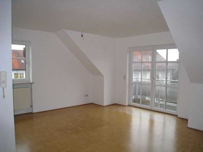 Gepflegte 3-Zimmer-Dachgeschosswohnung mit Süd-Balkon im schönen Attenkirchen