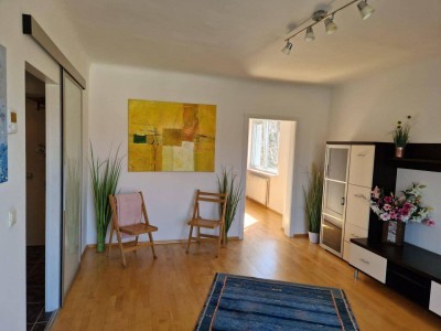Helle, ruhige, gepflegte 2-Zimmerwohnung mit Balkon und Gemeinschaftsgarten im 1. Stock