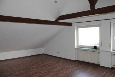 Nähe Schulzentrum. Gepflegte 3-Zimmer DG-Wohnung mit Balkon in Simmern/Hunsrück