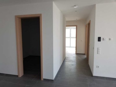 Freundliche und neuwertige 2-Zimmer-Wohnung mit gehobener Innenausstattung mit EBK in Neuburg