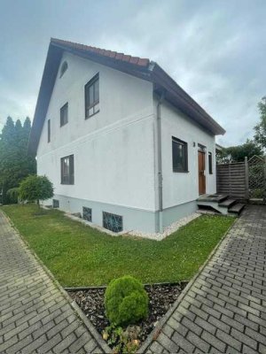 Modernisierte 4-Zimmer-Doppelhaushälfte mit EBK in Burgrieden