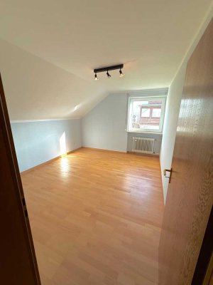 Geräumige 4 ZKB Dachgeschosswohnung in Leiningen