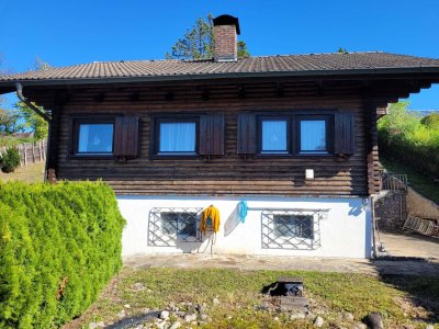 Idyllisches Holzblockhaus in Naturrandlage