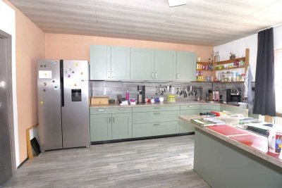 Saniertes EFH mit schöner Gartenanlage, perfekt für eine kleine Familie.