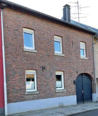 sanierter Altbau m. Toreinfahrt u. Innenhof i. Würselen-Broichweiden