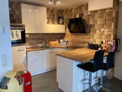 Ansprechende und neuwertige 2-Zimmer-Dachgeschosswohnung mit geh. Innenausstattung