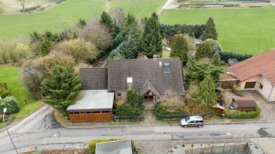 WOHNEN IM GRÜNEN – Großzügiges Einfamilienhaus mit Einliegerwohnung und parkähnlichem Garten