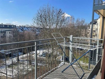 Vollmöblierte und gemütliche DG 3-Zimmer mit Balkon, Laminat und  Wanne!
