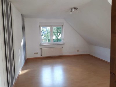 Helle, gemütliche Dachgeschoss-Wohnung zu vermieten!