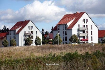 2-Familienhaus mit Garagengebäude und Halle