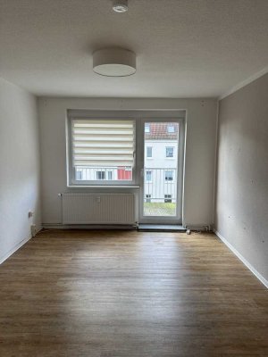 helle 3-Raum-Wohnung, Wannenbad mit Fenster, Balkon und Keller
