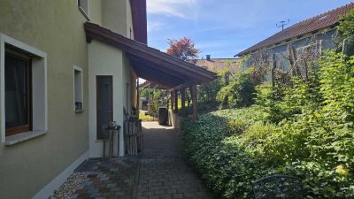 Geräumige, preiswerte 6-Raum-Doppelhaushälfte mit gehobener Innenausstattung und EBK in Windorf