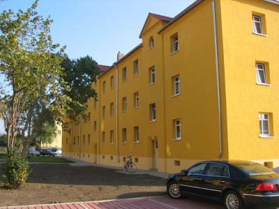 2-Zimmer-Wohnung mit Balkon & Einbauküche & PKW-Stellplatz