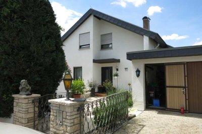 * 2-Zimmer-Wohnung in ruhiger Lage *sucht netten Nachmieter/-in(ohne Balkon)