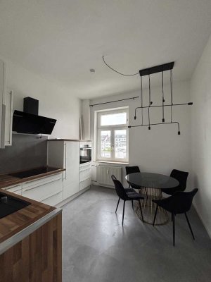 Möblierte Altbauwohnung mit Traumdecken, neuer Küche und großem Kellerabteil