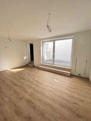 ERSTBEZUG mit Terrasse und EBK: Stilvolle 2-Zimmer-Wohnung im Herzen Landaus