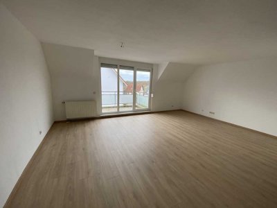 Neu renovierte 4 Zimmer Dachgeschoss-Wohnung mit Balkon
