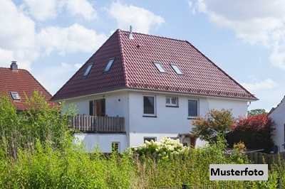 Sechsfamilienhaus mit Nebengebäuden