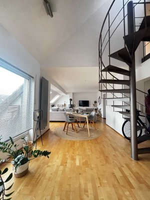 Großzügige, offene Maisonette-Wohnung mit Galerie, Kamin und Balkon in 3-Familienhaus