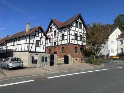 Modernisiertes Einfamilienhaus mit ausbaubarer Bürofläche.