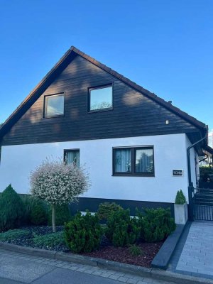 Schöne 3-Zimmer-DG-Wohnung mit Balkon und Einbauküche in Hanau. Direkt am Main gelegen.