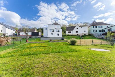 Saniertes Mehrfamilienhaus mit großem Garten