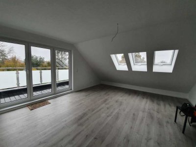 Lichtdurchflutete 2-Zimmer Dachgeschosswohnung mit Balkon in Neuengroden