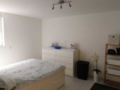 Renovierte 2 Zimmer (KELLER) Souterrainwohnung mit Einbauküche in Raunheim.