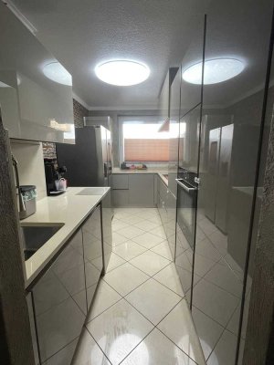 Moderne 3-Zimmer Wohnung mit hochwertiger Einbauküche, großen Balkon und neuem Bad