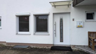 Gepflegte, abgeschlossene 2-Zi.-ELW im EG einer DHH, Einbauküche, Außenstellplatz, in Kirchseeon