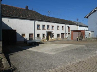 Bauernhaus mit großen Nebengebäuden in Perl zu verkaufen